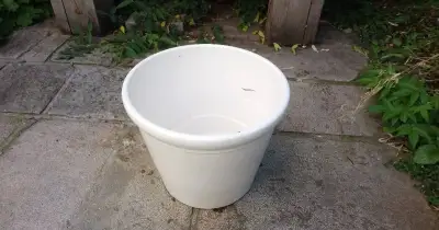 Velký bílý keramický květináč