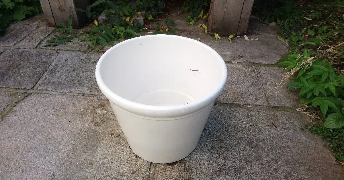 Velký bílý keramický květináč
