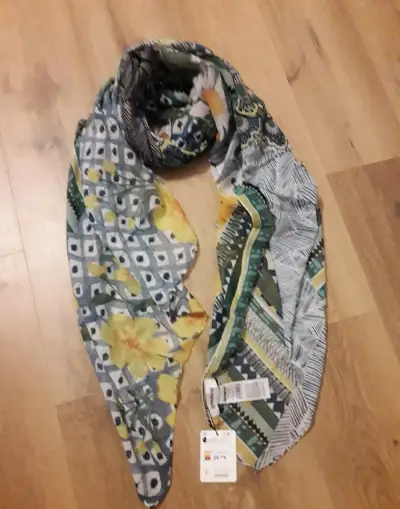 Desigual nový dámský značkový šátek s visačkou i jako dárek