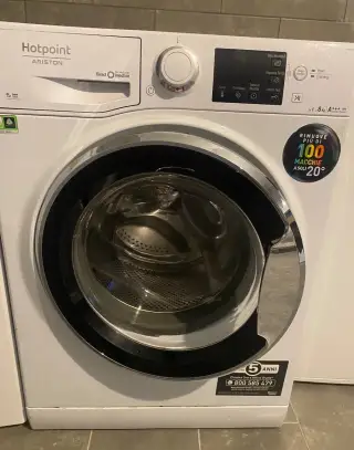 pračka značky Hotpoint-Ariston.