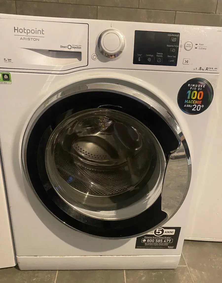 pračka značky Hotpoint-Ariston.