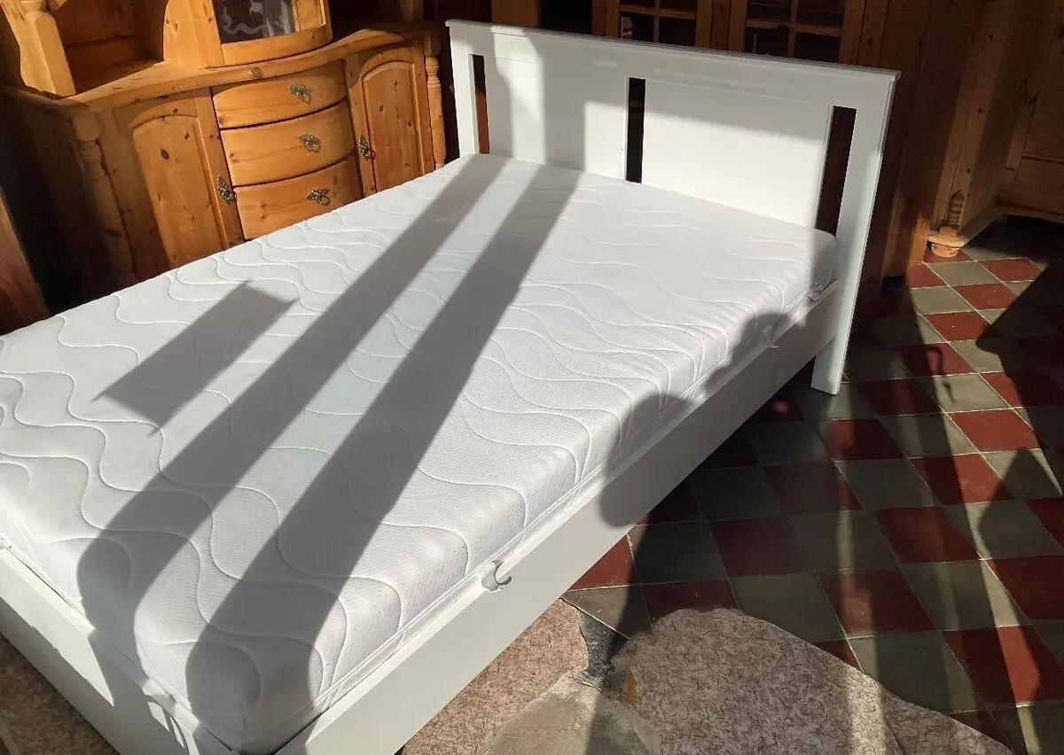 Postel IKEA 140 × 200 masív