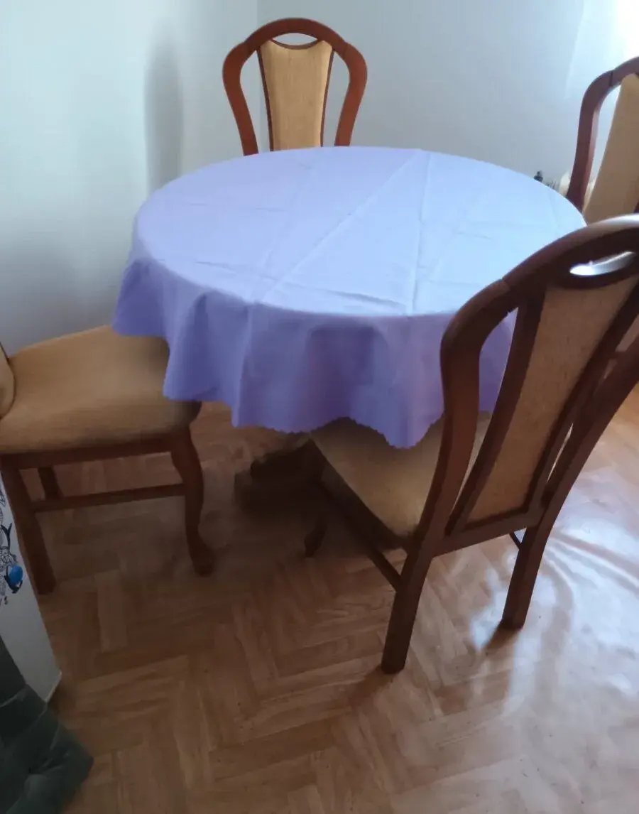 Jídelní stůl se 4 židlemi