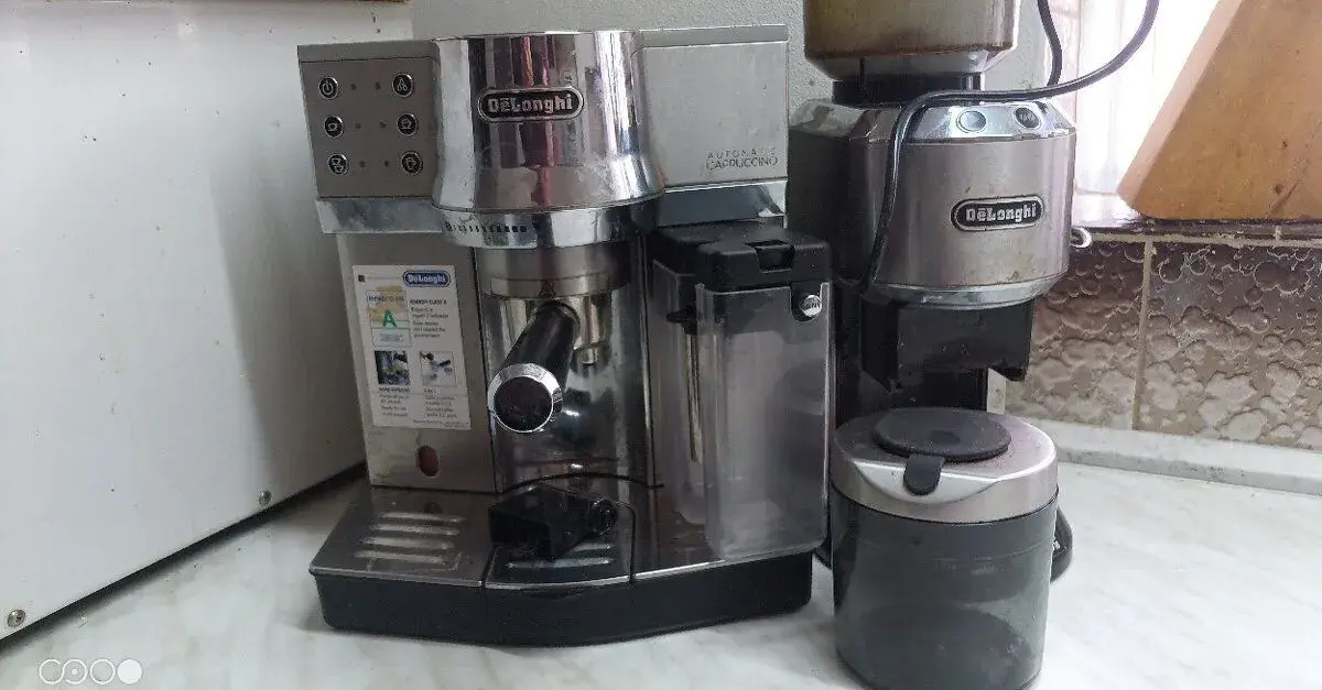 Kávovar a mlýnek na kafe De'Longhi.