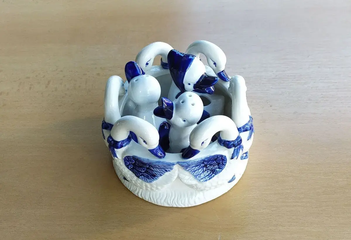 Hezká porcelánová dochucovací souprava - Husy