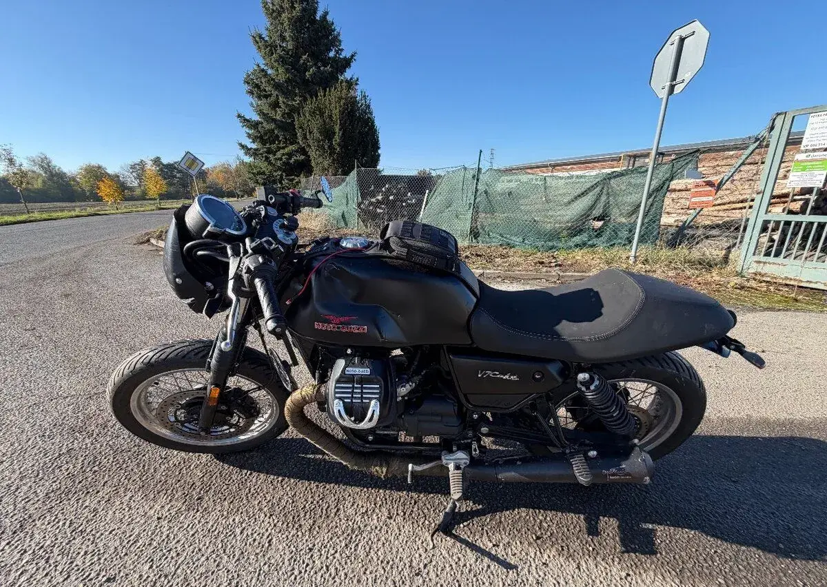 Moto Guzzi V7 Stone 850ccm rv:2024/4 lehce havarované