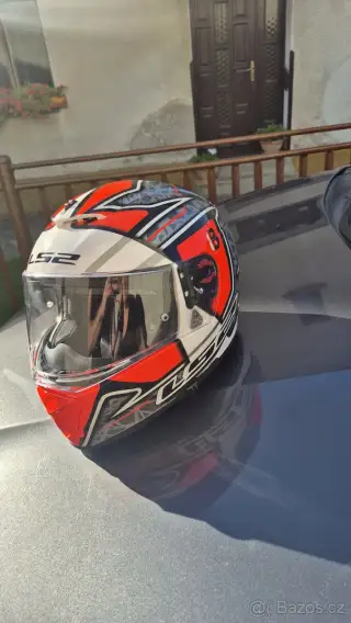 Helma na motorku-skútr