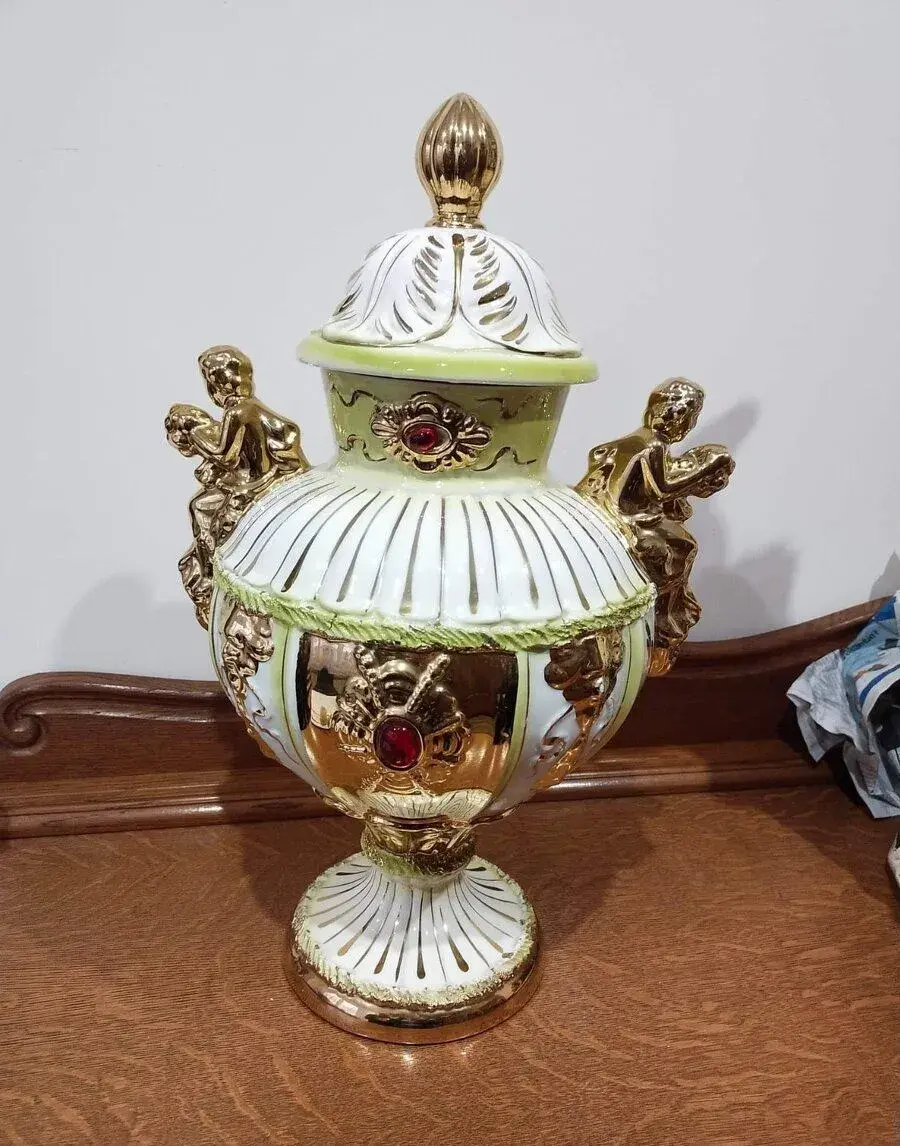 Starožitna porcelánová váza s poklopem, zlaceno, signováno.