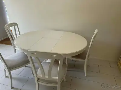 Bílý rozkládací jídelní stůl + 4 židle