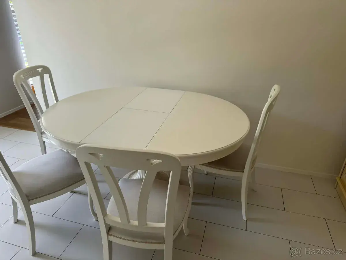 Bílý rozkládací jídelní stůl + 4 židle