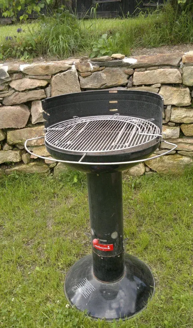 Sloupový gril na dřevěné uhlí Barbecook Loewy