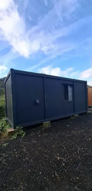 Sanitární kontejner o rozměru 2,4 x 6 m