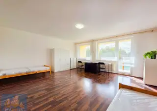 Pronájem prostorného pokoje (30 m2), Praha 8 - Čimice, ul. J