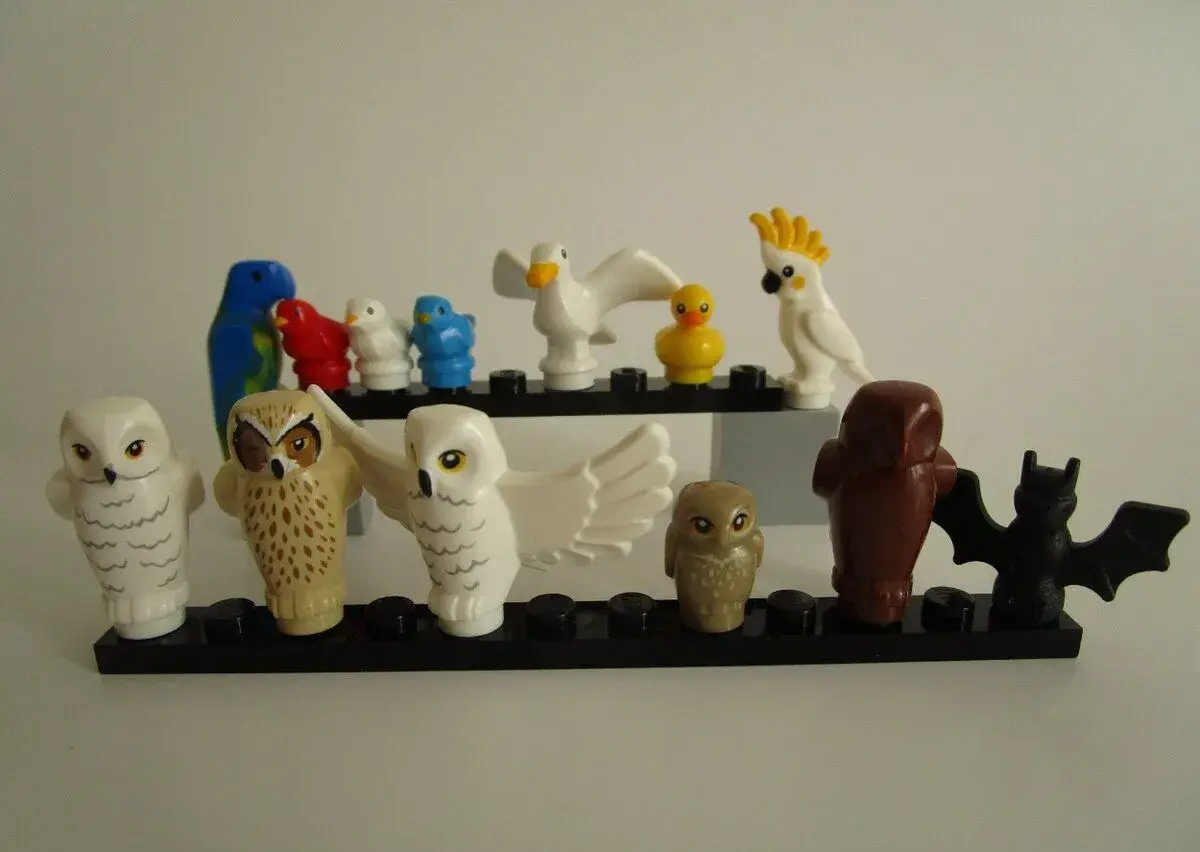 LEGO figurky ptáci, sovy, papoušci, netopýr