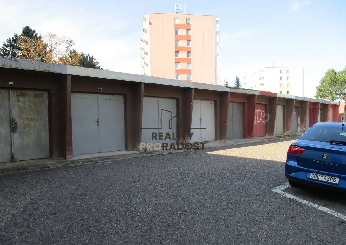 K pronájmu garáž 16m2 ul.Pražská ve Znojmě, pronájem garáže