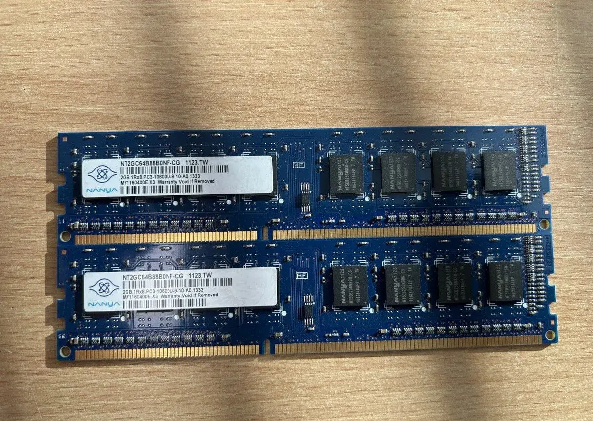 2× Nanya 2 GB DDR3 1333 MHz