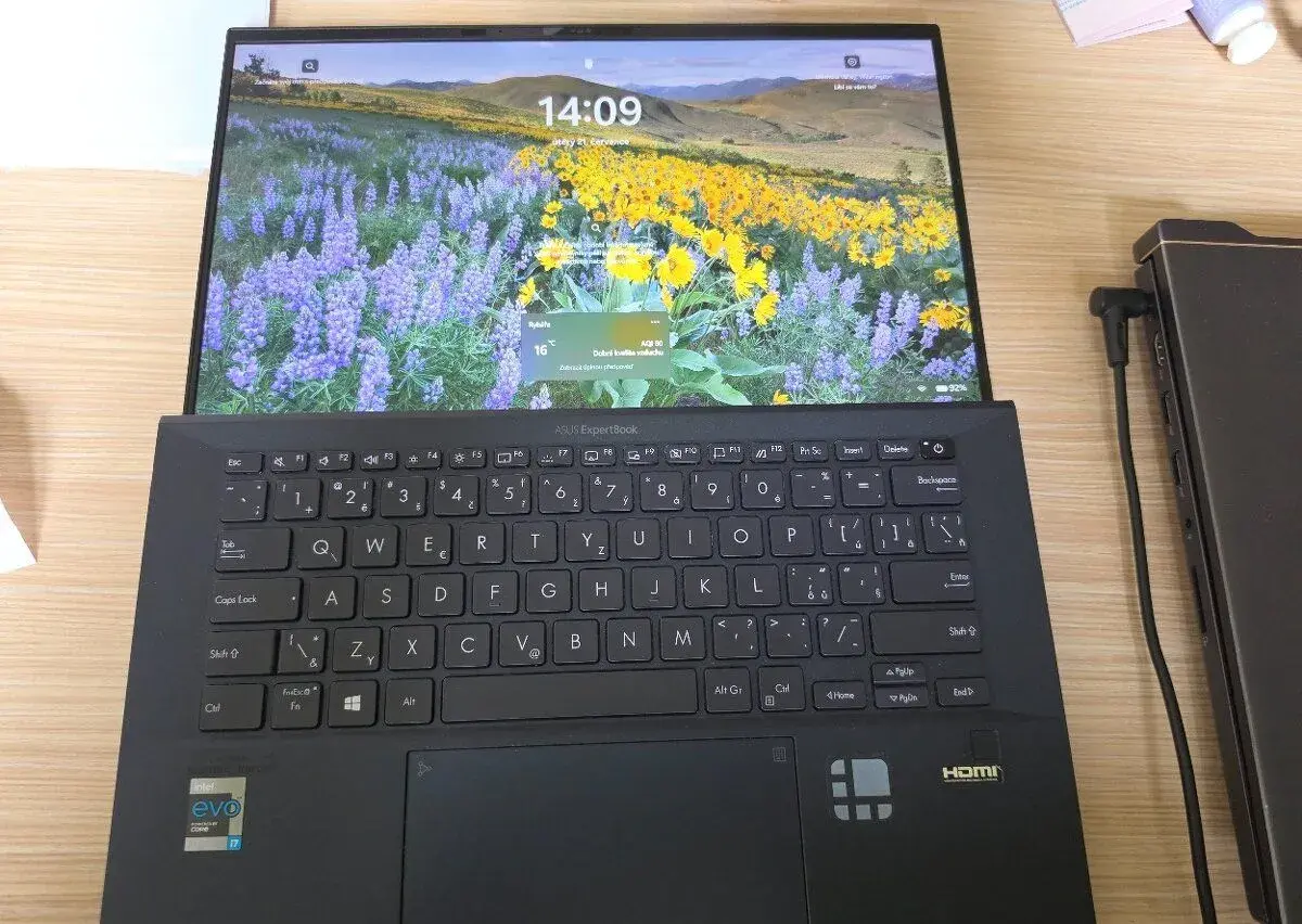 Vlajkový ASUS ExpertBook B9