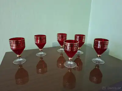 Retro rubínové skleničky se zlatým dekore