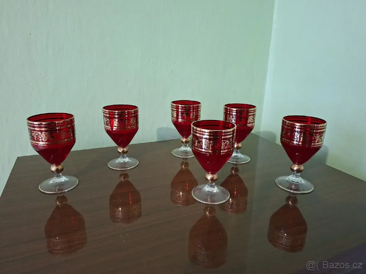 Retro rubínové skleničky se zlatým dekore