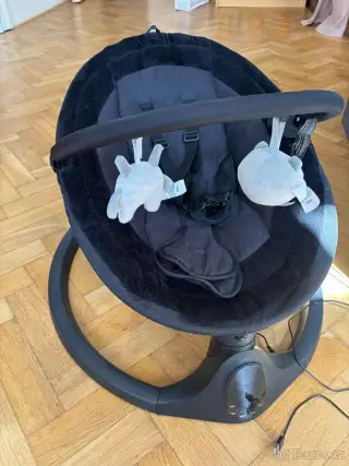 Elektrickou dětskou houpačku MoMi KENANI Onyx.