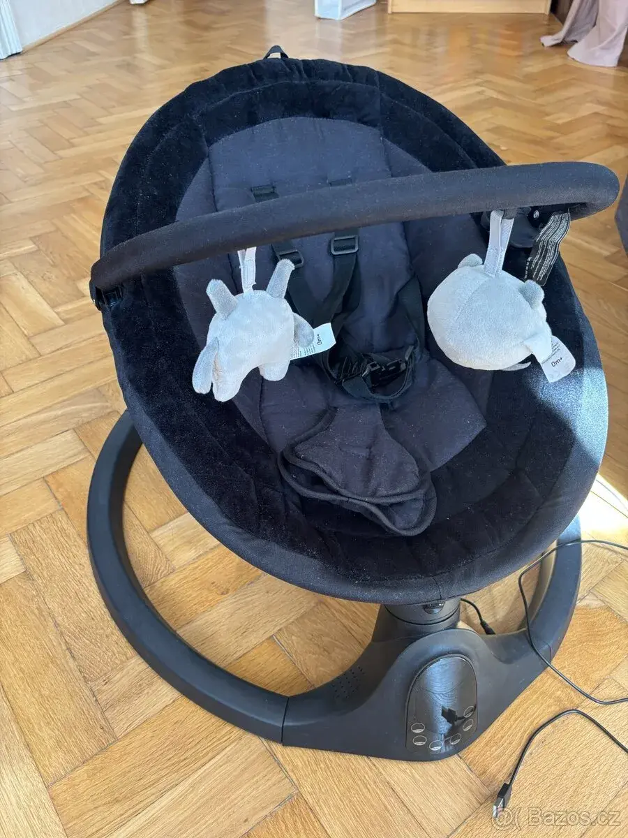 Elektrickou dětskou houpačku MoMi KENANI Onyx.