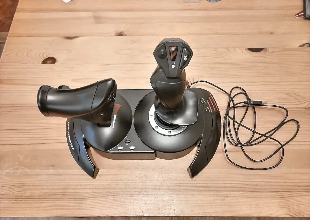 Joystick / herní ovladač Thrustmaster T.Flight Hotas X
