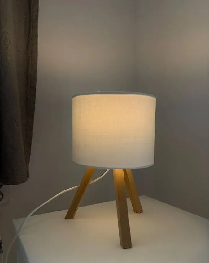 Stolní lampa, dřevěné nohy, látkové stínidlo