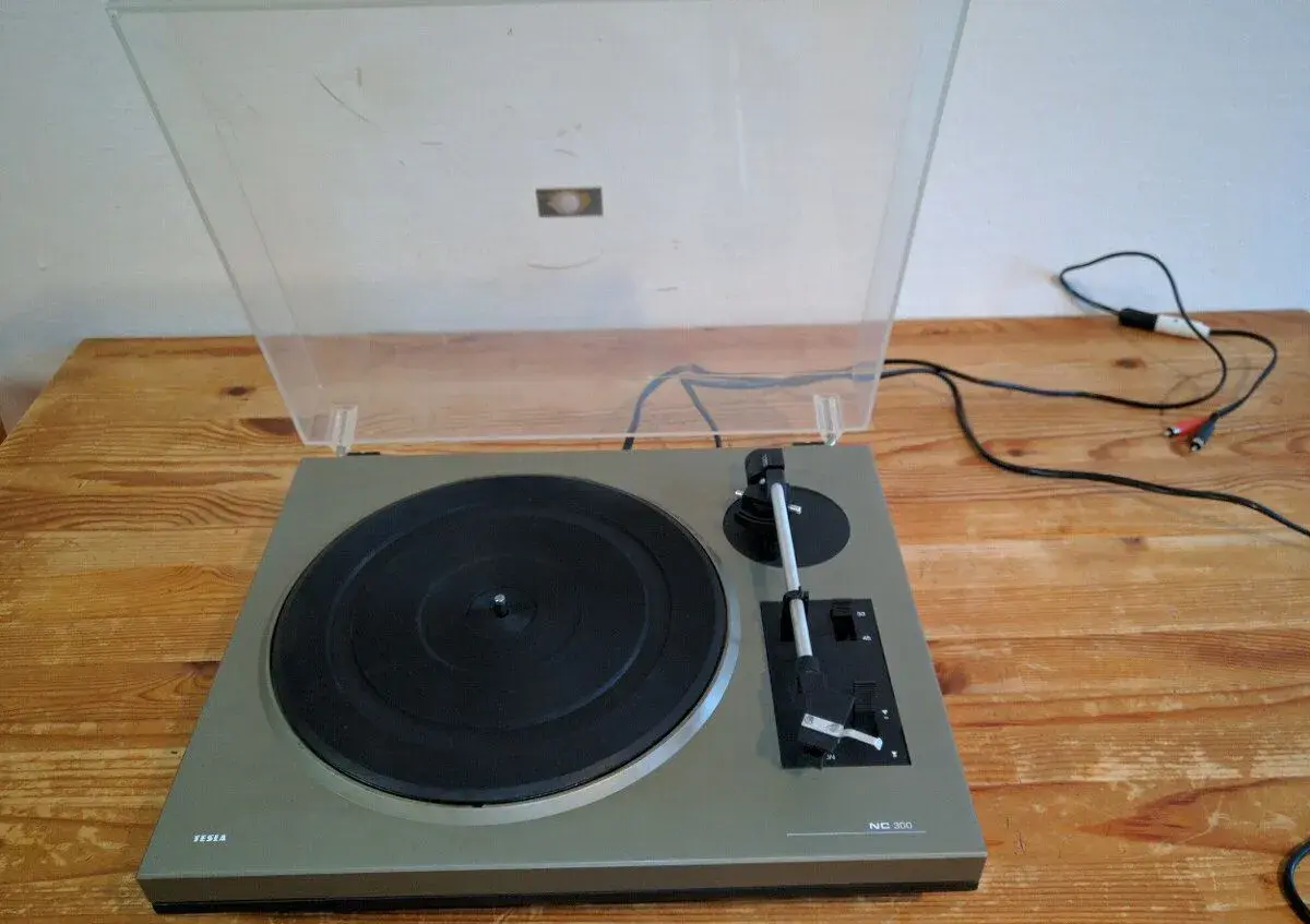 gramofon Tesla NC300