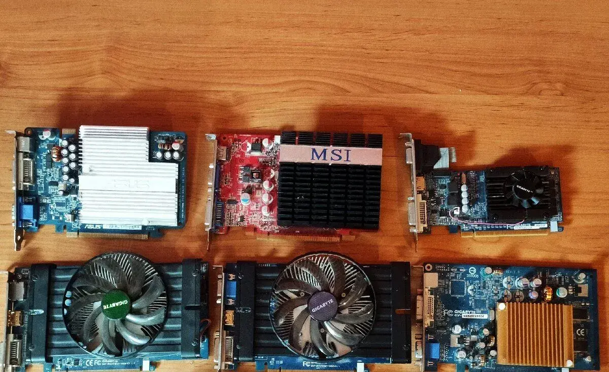 40 kusů funkčních grafických karet