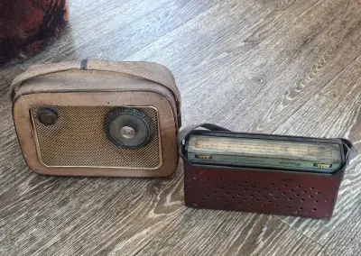 Staré rádia TESLA T-2800 B a Dolly .