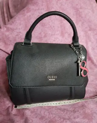 Guess černá kabelka-kufřík 15x25x21cm