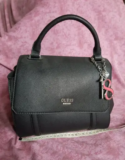 Guess černá kabelka-kufřík 15x25x21cm