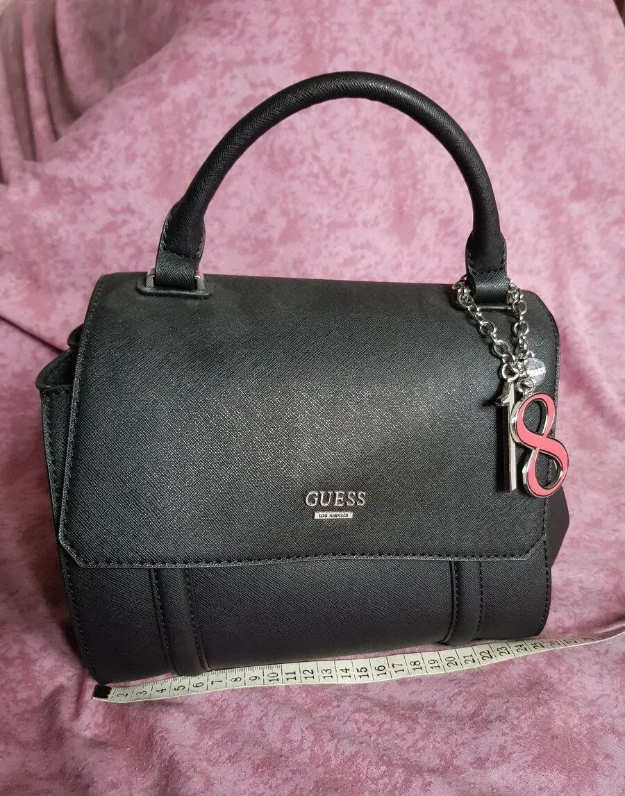 Guess černá kabelka-kufřík 15x25x21cm