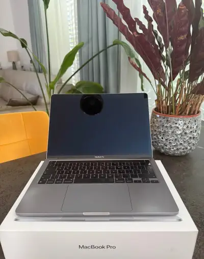 MacBook Pro 13" M2 (2022), 8 GB / 256 GB, vesmírně šedý