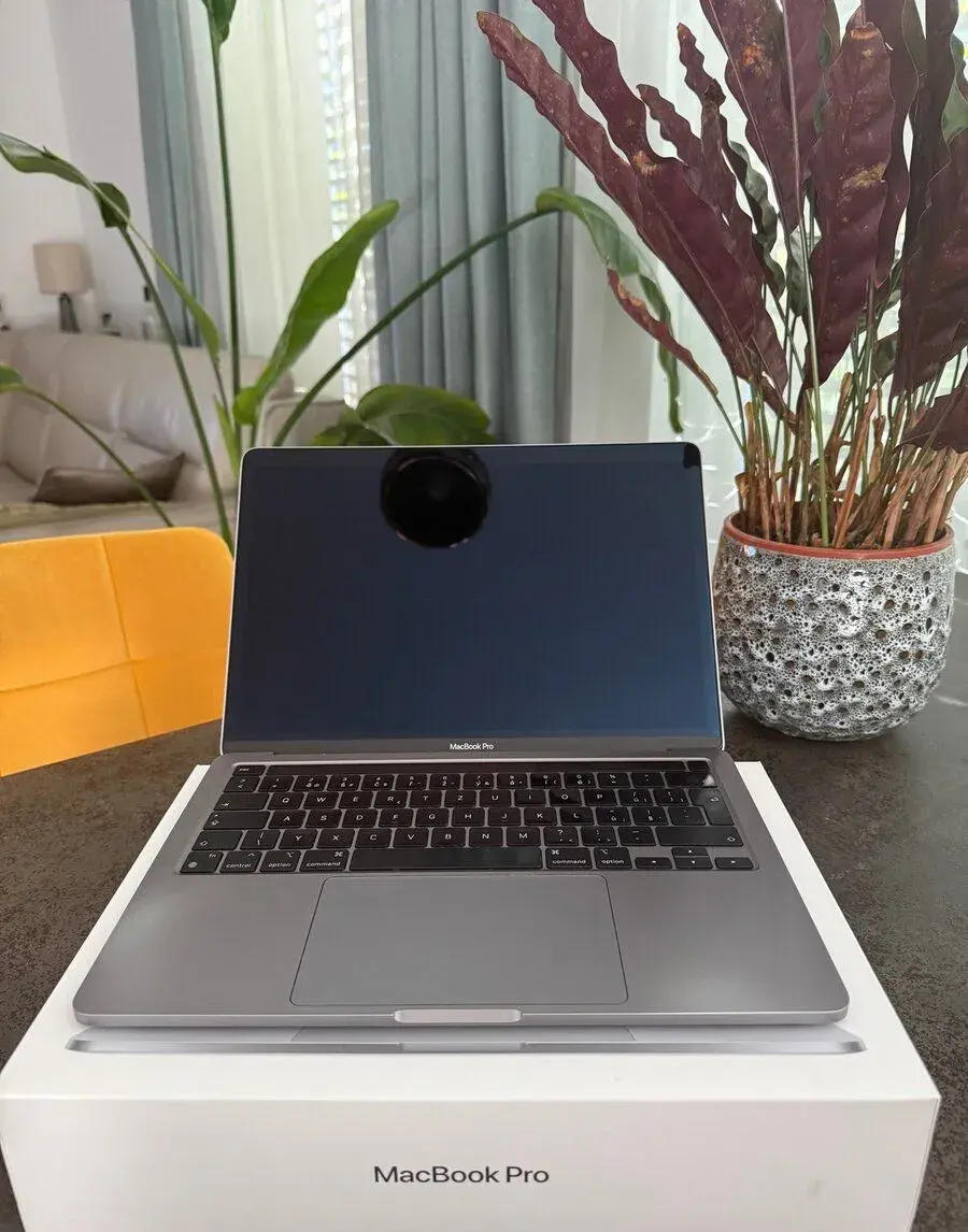 MacBook Pro 13" M2 (2022), 8 GB / 256 GB, vesmírně šedý