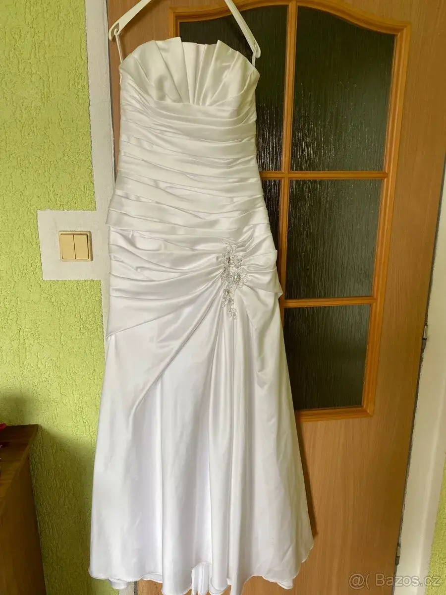 Elegantní šaty bílé bez známek použití