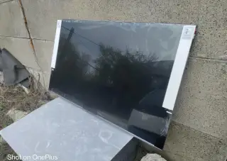 OBŘÍ TV TCL 75P89K LCD DISPLEJ NA PÁR MÍSTECH NAPRASKLÝ