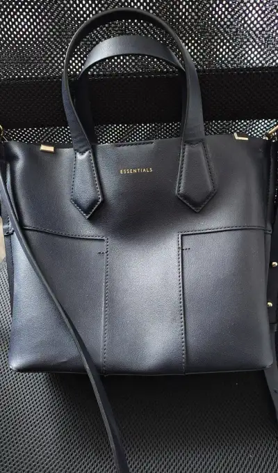 Crossbody Tchibo Essentials tmavě modrá barva