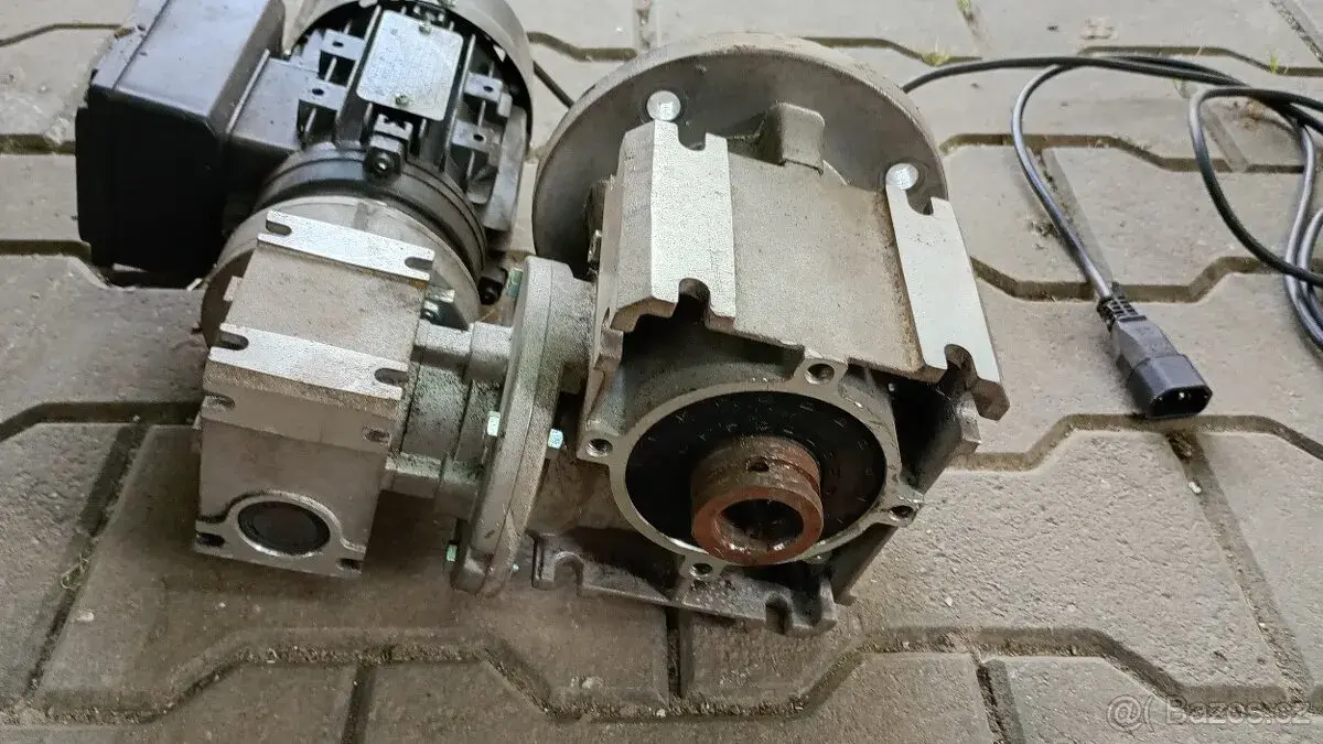 Motor 220V se dvěma převodovkami