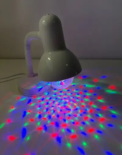 Bílá stolní lampička s barevnou disco žárovkou