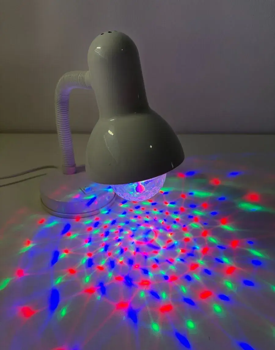Bílá stolní lampička s barevnou disco žárovkou