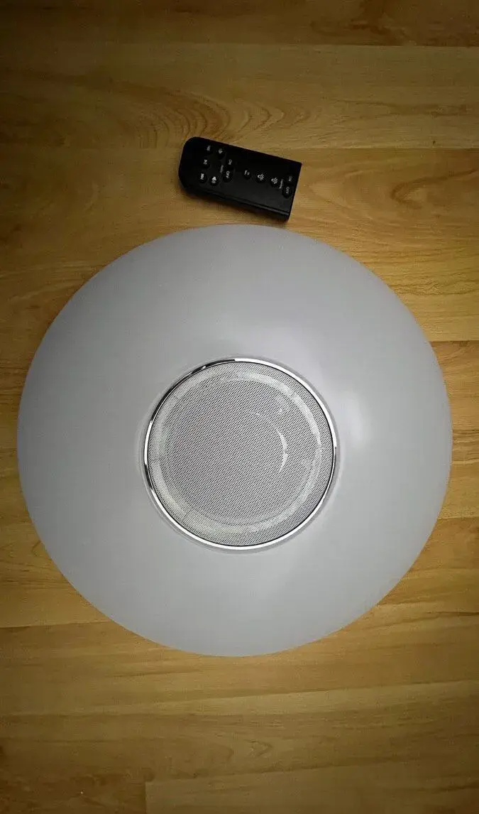 LED svítidlo s bluetooth reproduktorem a dálkovým ovladačem