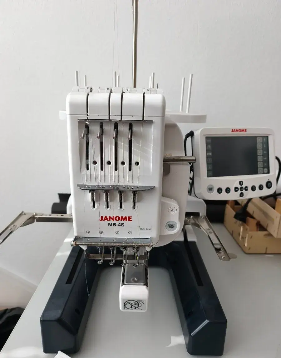 Vyšívací stroj Janome MB-4S, 4 jehly, příslušenství a nitě