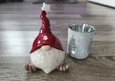 Vánoční figurka keramický skřítek + svícen zdarma