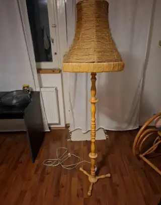 Stojací lampa s lněným pleteným stínítkem