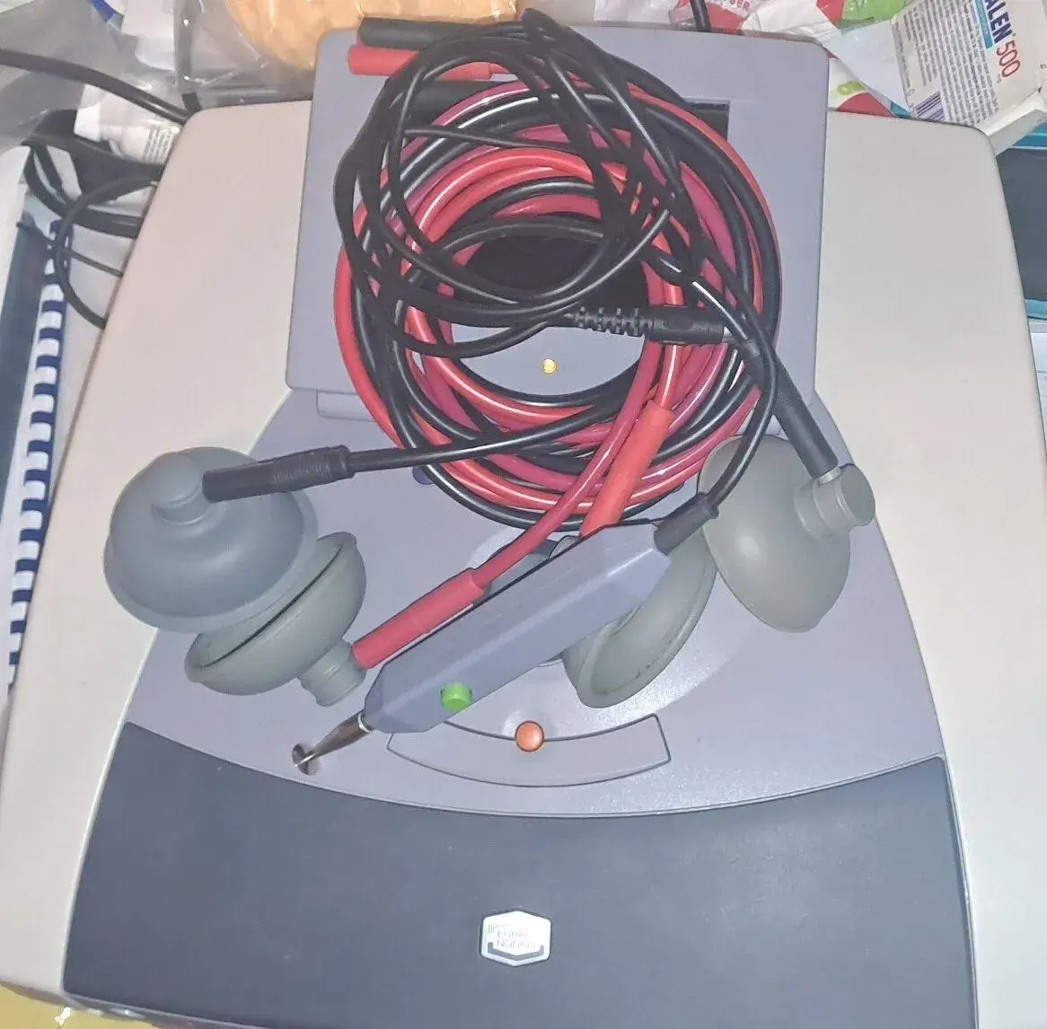 Rehabilitační přístroj pro elektroléčbu. Elektroléčba