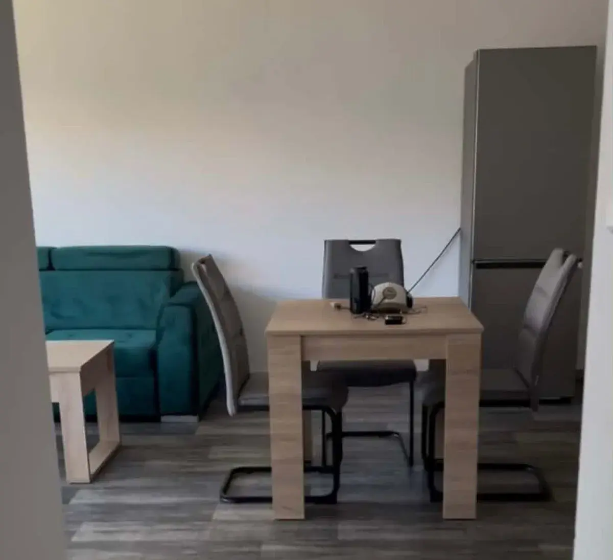 Jídelní stůl a židle