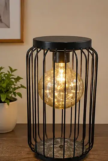 Industriální stolní bateriová LED lampa – černá kovová klec