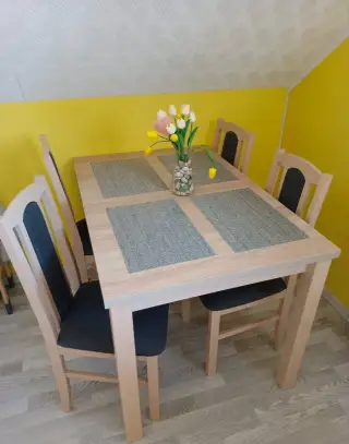 Rozkládací jídelní stůl + 6 židlí