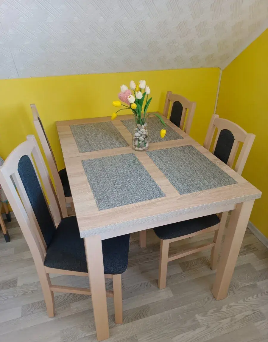Rozkládací jídelní stůl + 6 židlí
